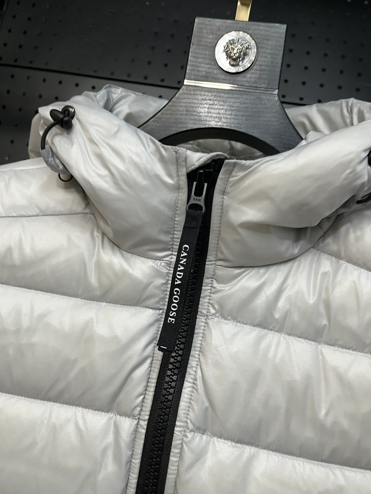 P940 Top 🔥purchase version 𝘾𝘼𝙉𝘼𝘿𝘼 𝙂𝙊𝙊𝙎𝙀/Canada Goose 2227 thin and light style. It’s super lightweight and doesn’t feel any weight on your upper body at all! Show more temperament‼  Canada Goose, a Canadian brand, has always been recognized as the warmest down jacket. Various Instagram celebrities, Internet celebrities, and celebrities often wear it for street photos. I make Canada Goose every year, but I still can’t get rid of my love for the goose. No matter how cold the winter is, there is no need to be afraid. Canada Goose is the legendary warmest down jacket and is known as a must-have for Arctic outdoor sports! The most popular down jacket in the world, celebrities are rushing to buy it, it is a must-have! Size: S-2XL Color: silver gray (red label) silver gray (black label), black (red label), black (black label), dark blue
